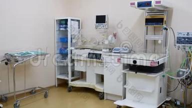 医疗设备概念。 产科。 在产科诊所有设备的房间长镜头，以维持生命
